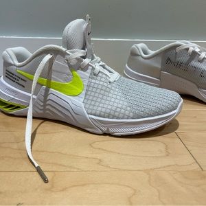 Women’s Nike metcon hyperlift white and neon sz 9